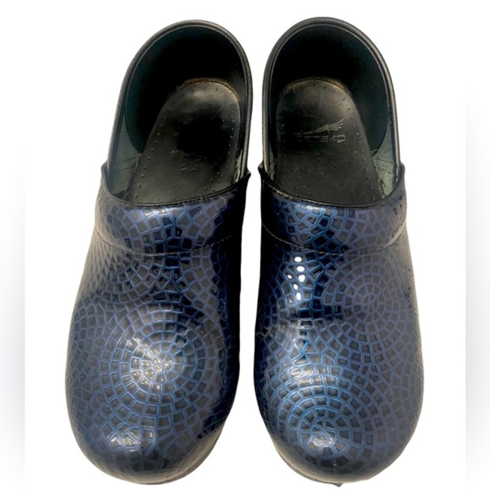 Dansko Womens Professional Black/Blue Leather Embossed Clogs Size 39/8.5